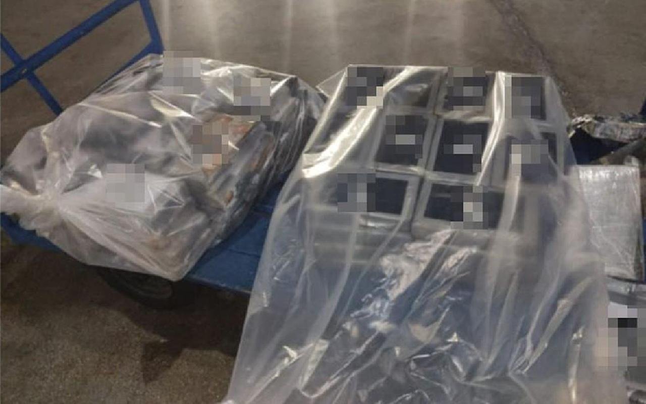 MEIA TONELADA DE COCAÍNA É ENCONTRADA EM AVIÃO INTERNACIONAL MEIA TONELADA DE COCAÍNA É ENCONTRADA EM AVIÃO INTERNACIONAL