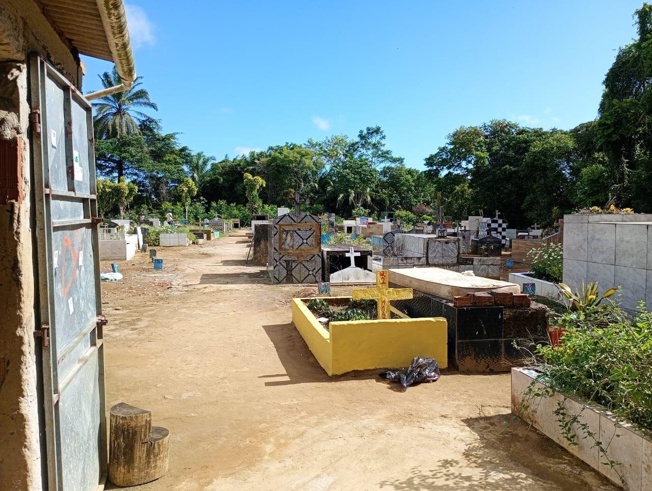 PREFEITURA REALIZA MUTIRÃO DE LIMPEZA NOS CEMITÉRIOS DE ILHÉUS PREFEITURA REALIZA MUTIRÃO DE LIMPEZA NOS CEMITÉRIOS DE ILHÉUS