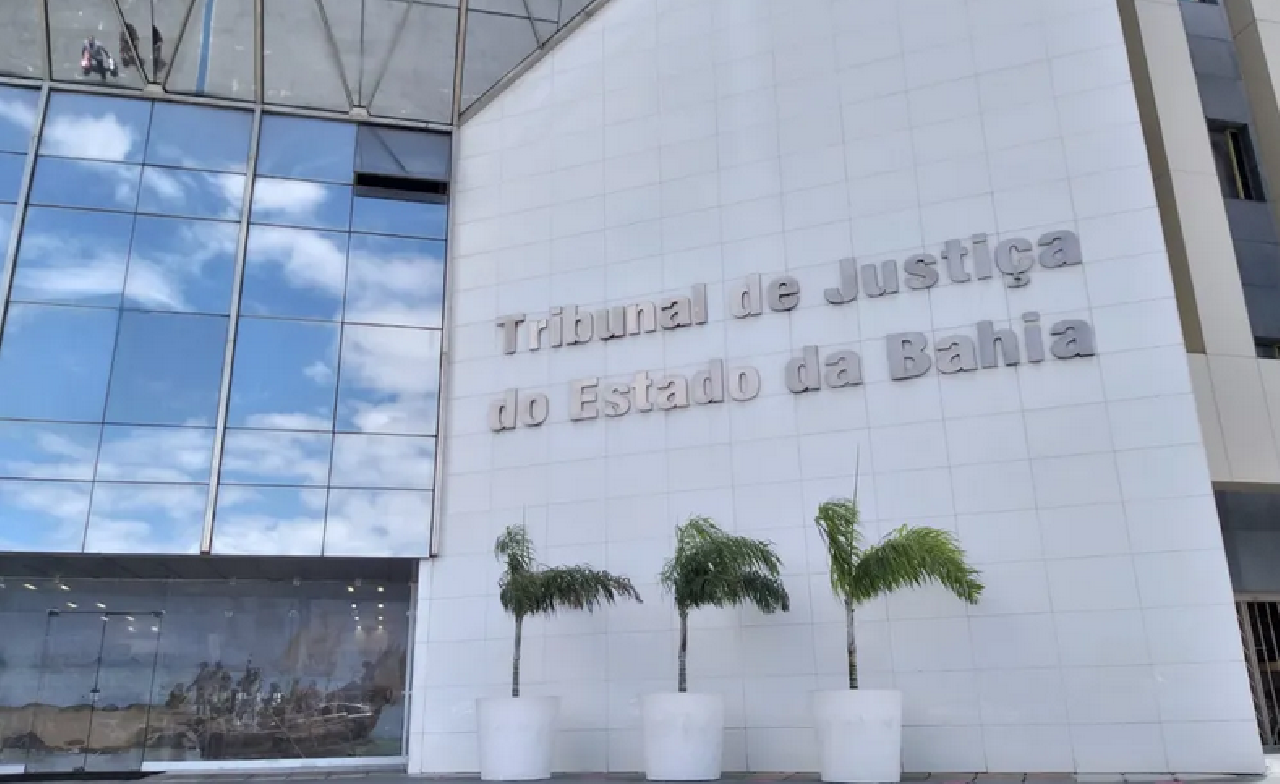 TRÊS JUÍZES FORAM AFASTADOS POR SUSPEITA DE GRILAGEM, CORRUPÇÃO E AGIOTAGEM EM PORTO SEGURO TRÊS JUÍZES FORAM AFASTADOS POR SUSPEITA DE GRILAGEM, CORRUPÇÃO E AGIOTAGEM EM PORTO SEGURO