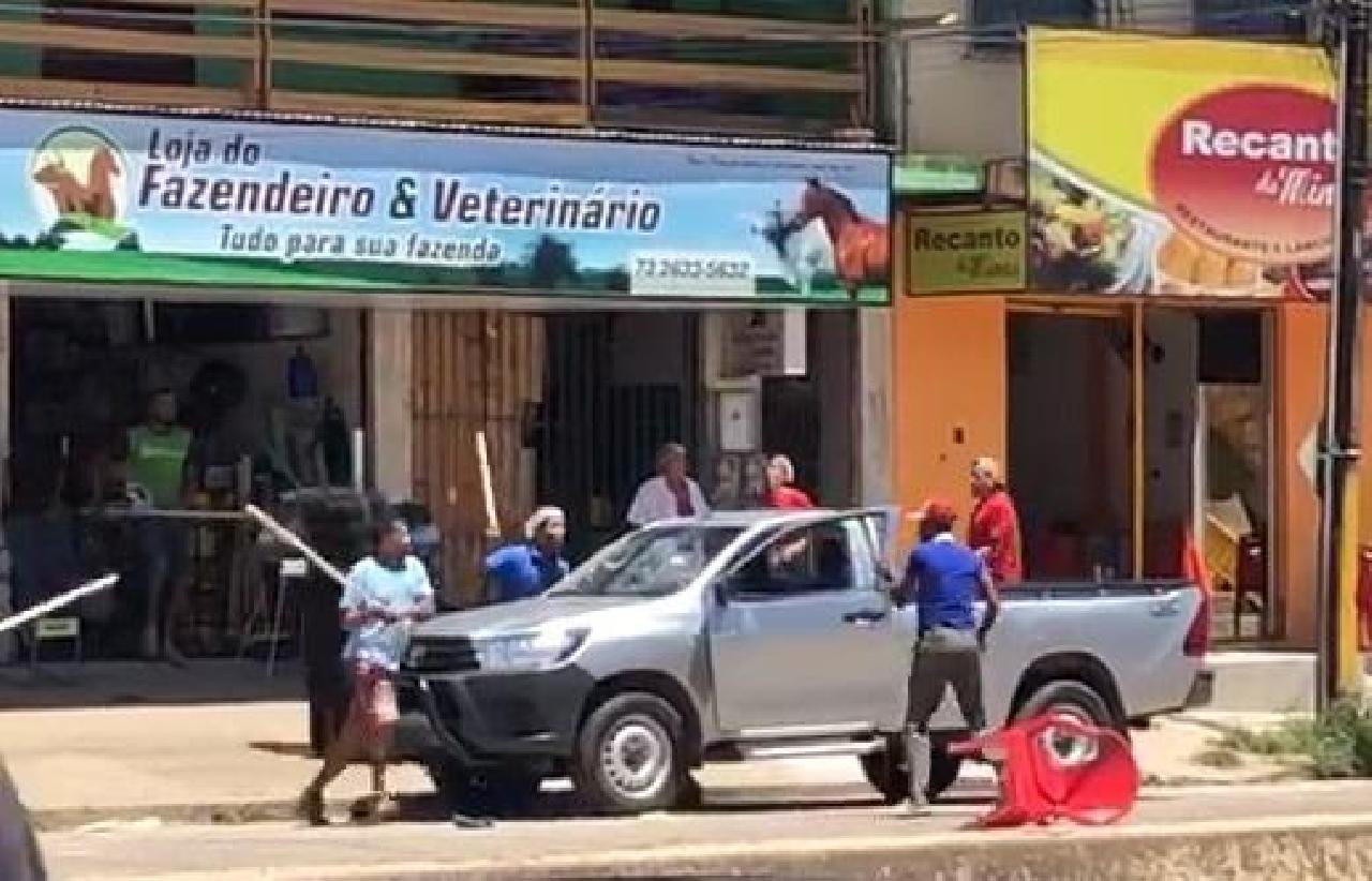 ILHÉUS: HOMEM SURTA NO MALHADO, QUEBRA CARROS E QUASE É LINCHADO POR POPULAÇÃO ILHÉUS: HOMEM SURTA NO MALHADO, QUEBRA CARROS E QUASE É LINCHADO POR POPULAÇÃO