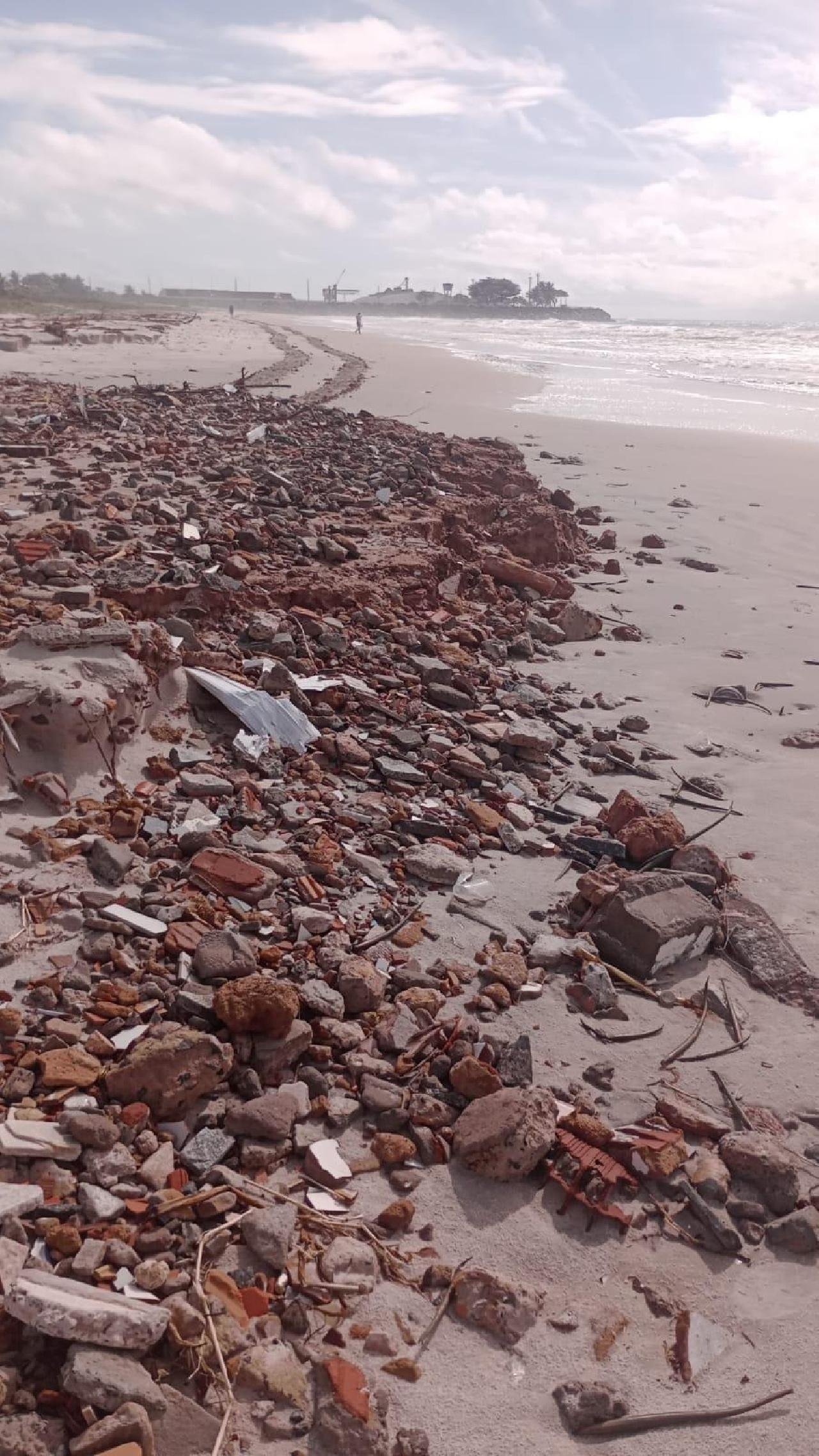 ENTULHO É DESCARTADO NA PRAIA DA AVENIDA SOARES LOPES, EM ILHÉUS