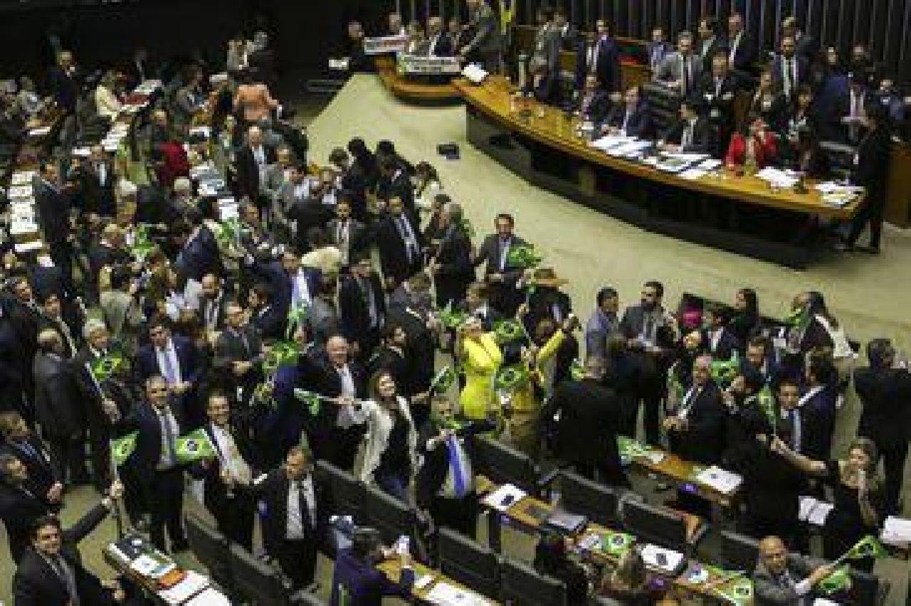CÂMARA APROVA REGRAS ESPECIAIS DE APOSENTADORIA DE POLICIAIS DA UNIÃO CÂMARA APROVA REGRAS ESPECIAIS DE APOSENTADORIA DE POLICIAIS DA UNIÃO