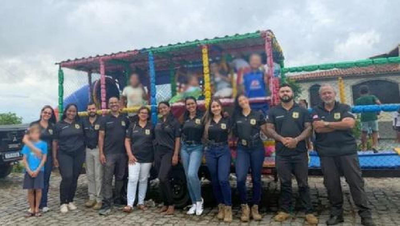 POLICIAIS CIVIS REALIZAM AÇÃO SOLIDÁRIA E DISTRIBUEM OVOS DE CHOCOLATE PARA CRIANÇAS EM ILHÉUS