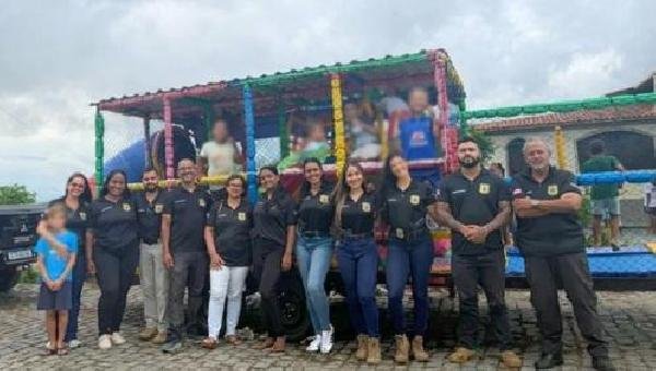 POLICIAIS CIVIS REALIZAM AÇÃO SOLIDÁRIA E DISTRIBUEM OVOS DE CHOCOLATE PARA CRIANÇAS EM ILHÉUS