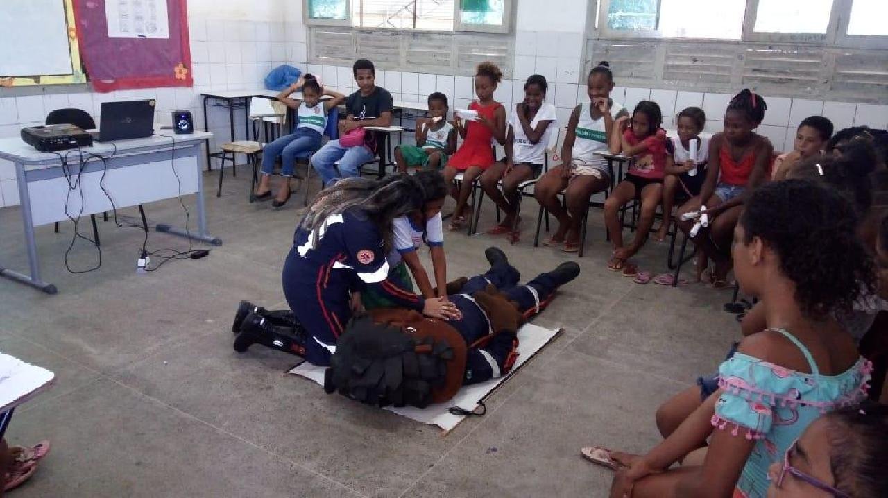 ESCOLA PAULO FREIRE RECEBE PROJETO SAÚDE NA ESCOLA ESCOLA PAULO FREIRE RECEBE PROJETO SAÚDE NA ESCOLA