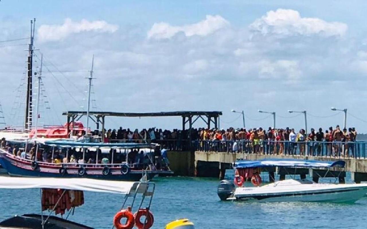 AGLOMERAÇÃO DE TURISTAS É REGISTRADA NO TERMINAL MARÍTIMO DO DISTRITO DE BARRA GRANDE, EM MARAÚ