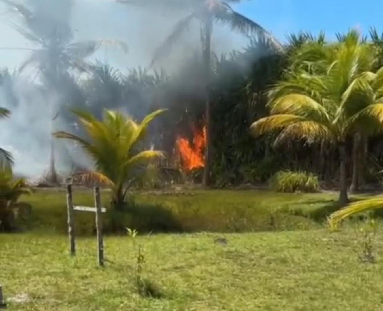 INCÊNDIO É REGISTRADO NA COSTA DO MAR, EM ILHÉUS