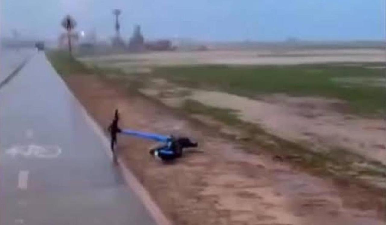 POPULAÇÃO DE ILHÉUS SE MANIFESTA APÓS PATINETE ELÉTRICA SER JOGADA DA PONTE JORGE AMADO