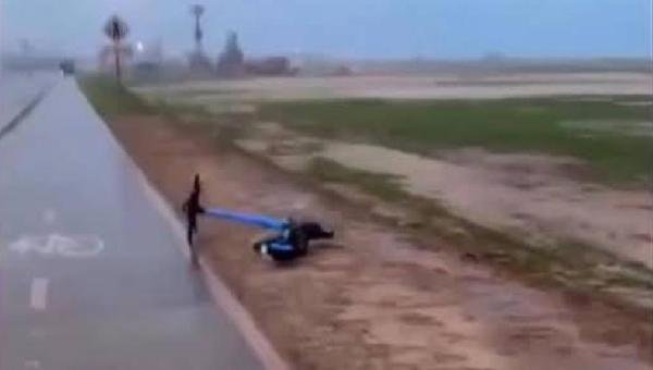 POPULAÇÃO DE ILHÉUS SE MANIFESTA APÓS PATINETE ELÉTRICA SER JOGADA DA PONTE JORGE AMADO