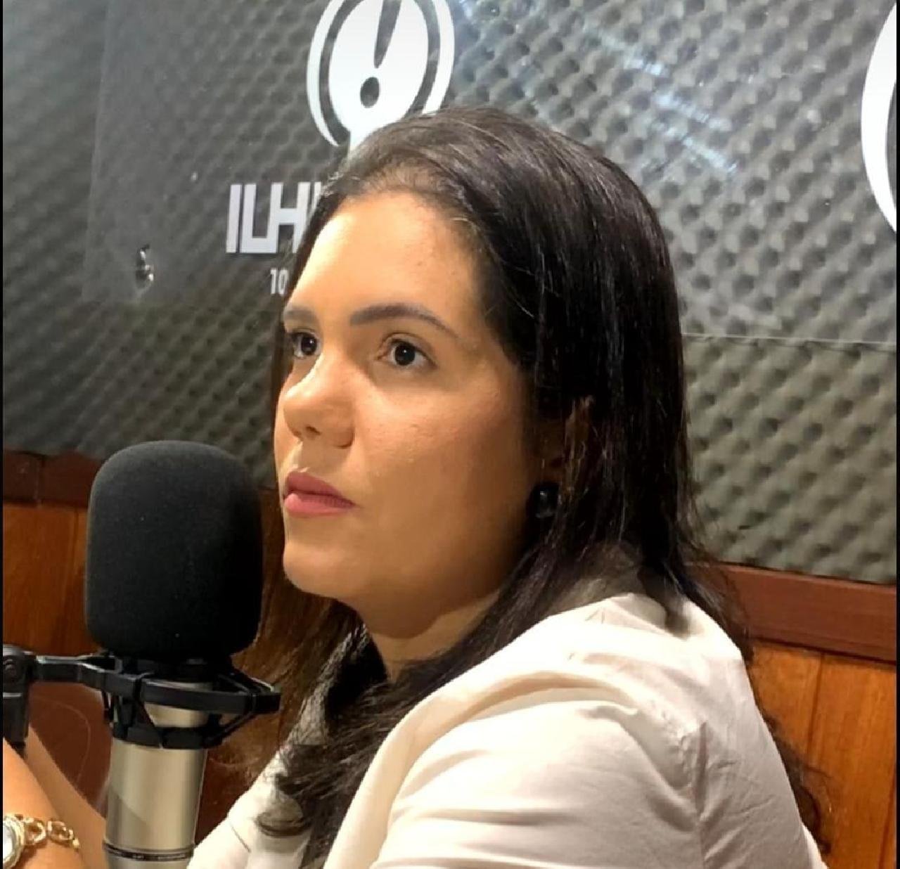 “NÃO HOUVE NEGLIGÊNCIA DA SECRETARIA DE EDUCAÇÃO”, AFIRMA EVANI CAVALCANTE SOBRE MERENDA ESCOLAR EM ILHÉUS