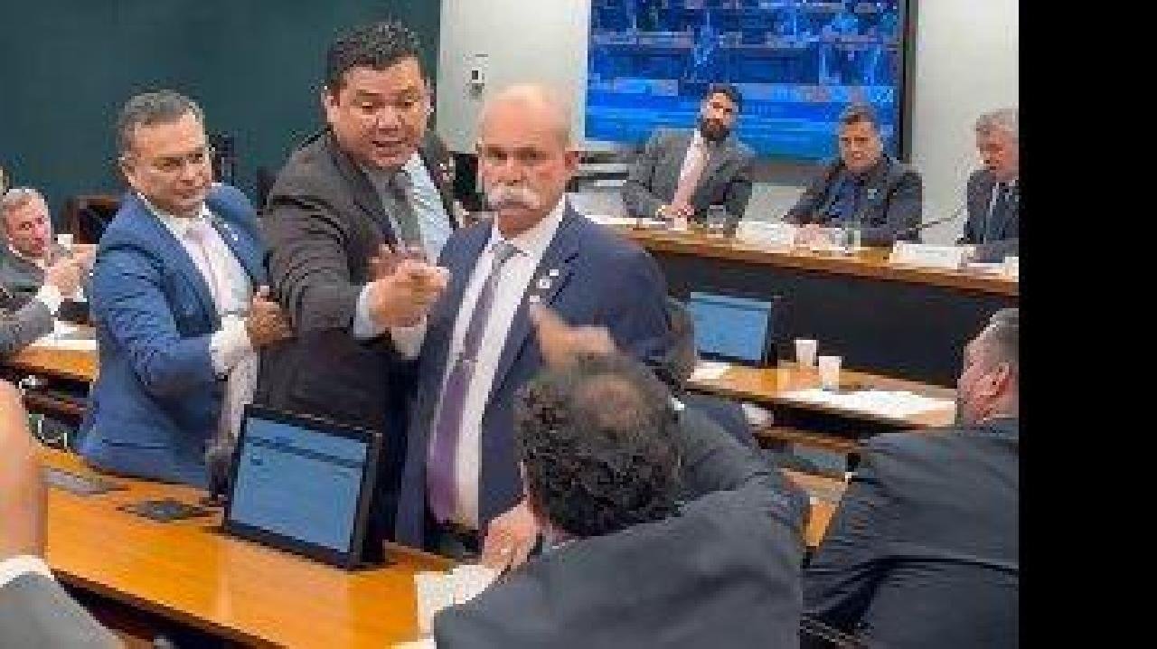 DEPUTADOS SE OFENDEM DURANTE SESSÃO QUE DISCUTIA MOÇÃO DE LOUVOR A ELON MUSK DEPUTADOS SE OFENDEM DURANTE SESSÃO QUE DISCUTIA MOÇÃO DE LOUVOR A ELON MUSK