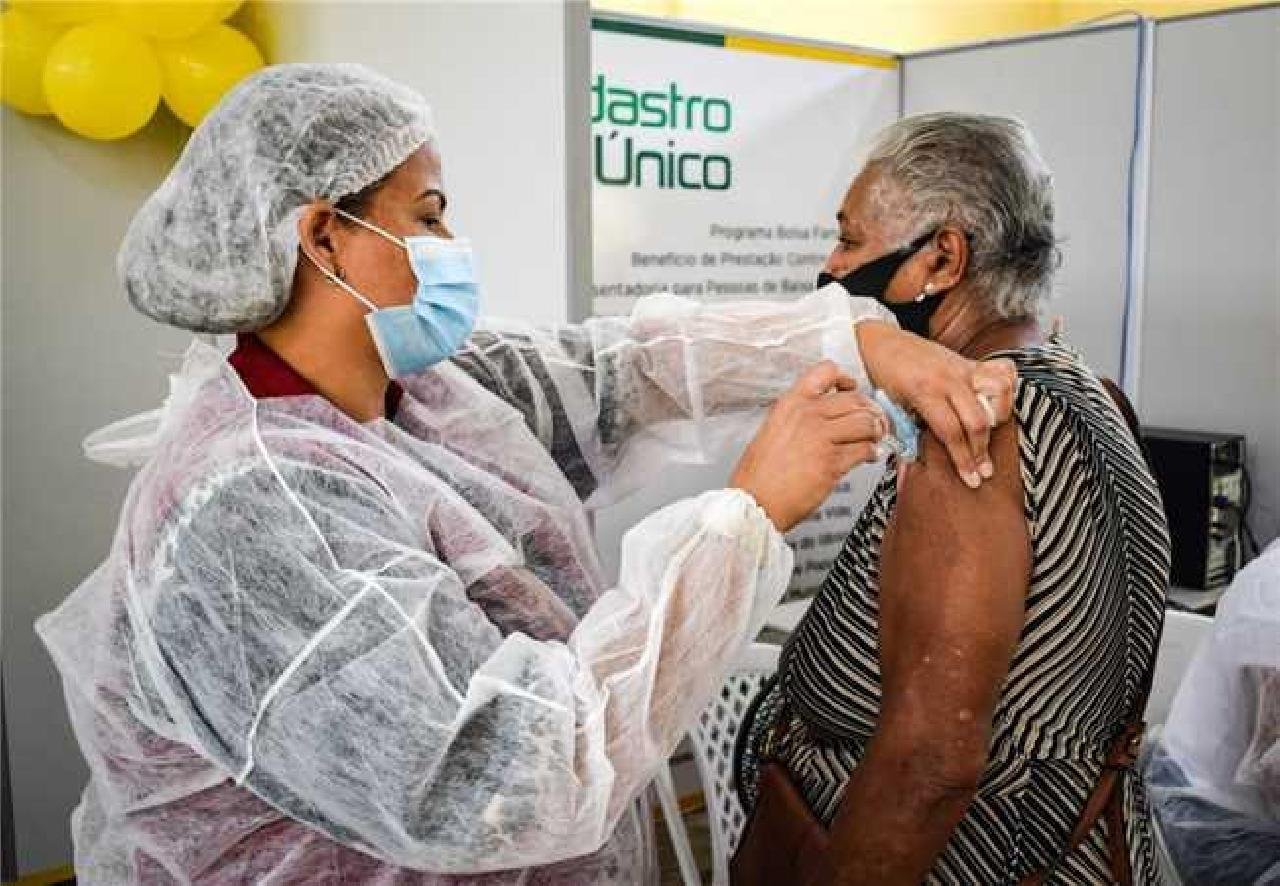 VACINACÃO CONTRA COVID-19 SEGUE EM ILHÉUS SEM INTERCORRÊNCIAS VACINACÃO CONTRA COVID-19 SEGUE EM ILHÉUS SEM INTERCORRÊNCIAS