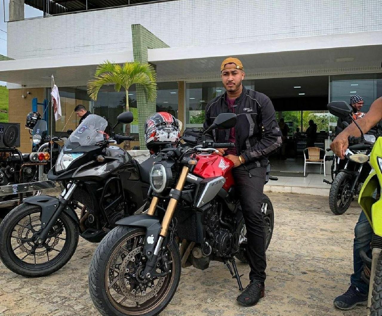 MOTOCICLISTA QUE TRAFEGA EM ALTA VELOCIDADE EM ILHÉUS DEBOCHA DO PERIGO NAS REDES SOCIAIS MOTOCICLISTA QUE TRAFEGA EM ALTA VELOCIDADE EM ILHÉUS DEBOCHA DO PERIGO NAS REDES SOCIAIS