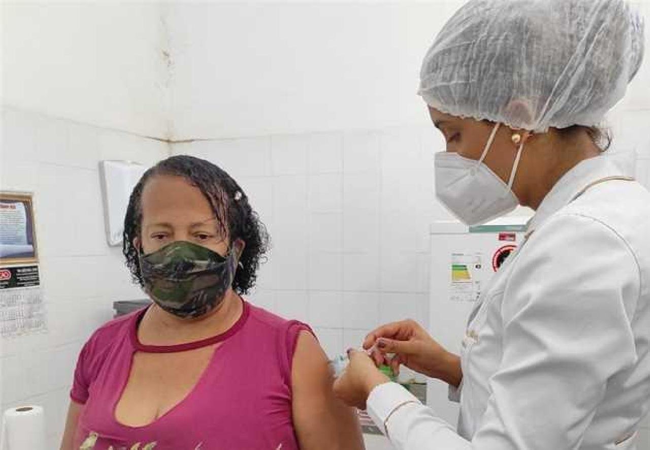 SAÚDE CONVOCA IDOSOS A PARTIR DE 60 ANOS E PROFESSORES PARA A IMUNIZAÇÃO CONTRA GRIPE SAÚDE CONVOCA IDOSOS A PARTIR DE 60 ANOS E PROFESSORES PARA A IMUNIZAÇÃO CONTRA GRIPE