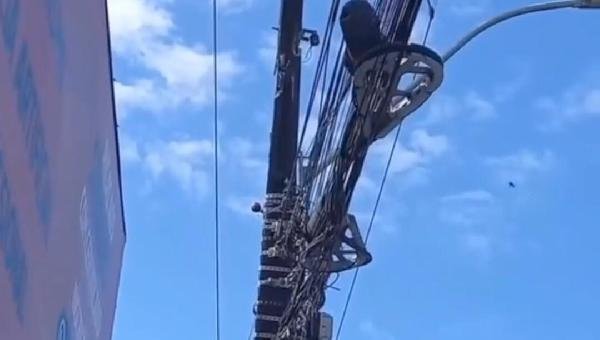 MORADOR DENUNCIA POSTE EM RISCO DE DESABAR NA RODOVIA ILHÉUS-OLIVENÇA MORADOR DENUNCIA POSTE EM RISCO DE DESABAR NA RODOVIA ILHÉUS-OLIVENÇA