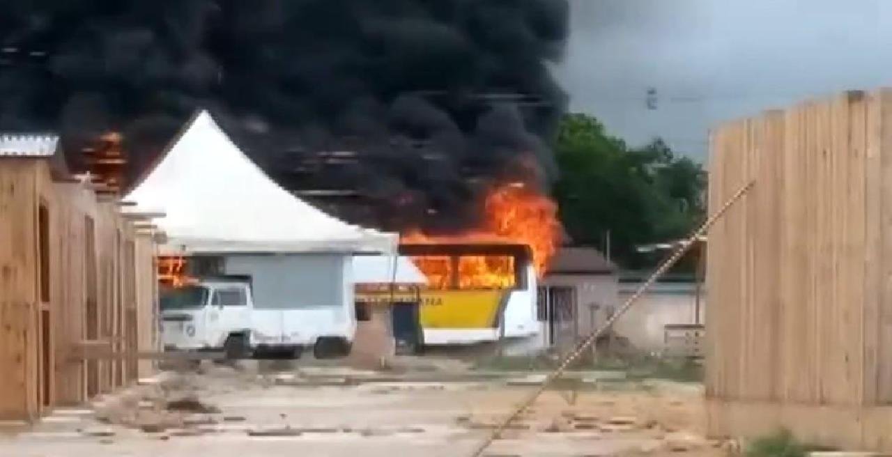 EUNÁPOLIS ESTÁ HÁ 6 DIAS SEM ÔNIBUS DO TRANSPORTE PÚBLICO APÓS DOIS COLETIVOS SEREM INCENDIADOS EUNÁPOLIS ESTÁ HÁ 6 DIAS SEM ÔNIBUS DO TRANSPORTE PÚBLICO APÓS DOIS COLETIVOS SEREM INCENDIADOS