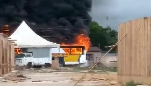 EUNÁPOLIS ESTÁ HÁ 6 DIAS SEM ÔNIBUS DO TRANSPORTE PÚBLICO APÓS DOIS COLETIVOS SEREM INCENDIADOS