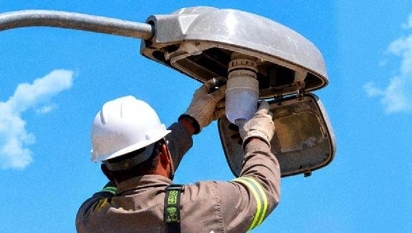 ILHÉUS OFERECE DISQUE ILUMINAÇÃO PARA REGISTRO DE LÂMPADAS QUEIMADAS E PROBLEMAS EM POSTES