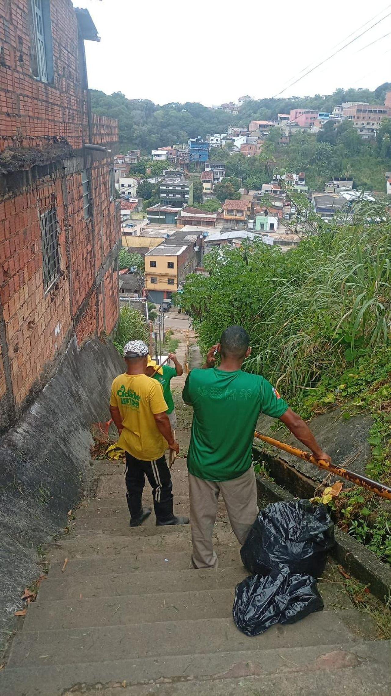 LIMPEZA E ROÇAGEM MELHORAM ACESSOS NO ALTO DO COQUEIRO EM ILHÉUS