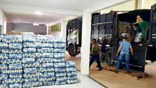 AGRICULTORES DO OESTE DOAM 60 TONELADAS DE ALIMENTOS PARA  VÍTIMAS DA CHUVA NO SUL DA BAHIA