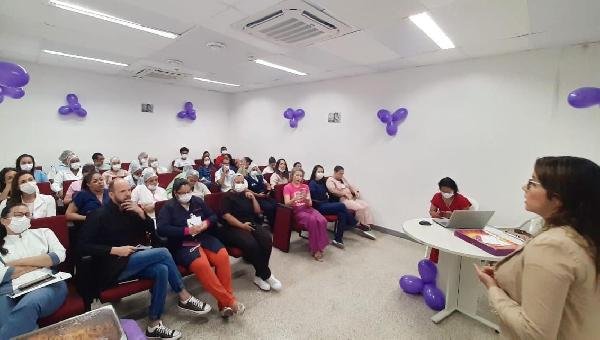 HOSPITAL REGIONAL COSTA DO CACAU CELEBRA AGOSTO LILÁS COM PALESTRA SOBRE COMBATE À VIOLÊNCIA CONTRA MULHER 