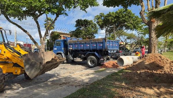 PREFEITURA DE ILHÉUS REALIZA TROCA DE MANILHAS DE CONCRETO NA ORLA DA SAPETINGA