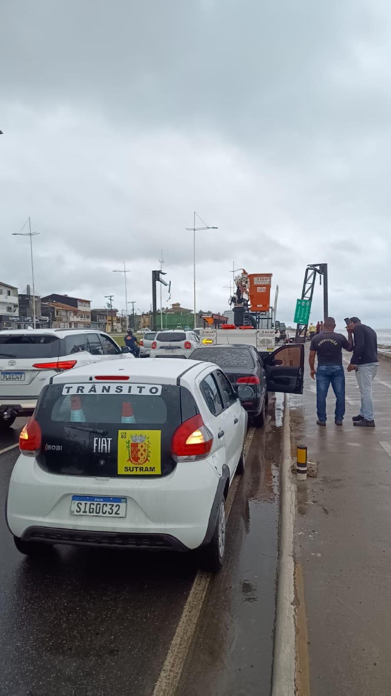 APÓS DESABAMENTO DE TRELIÇA PREFEITURA RETIRA DESTROÇOS E LIBERA TRÂNSITO NO PONTAL  APÓS DESABAMENTO DE TRELIÇA PREFEITURA RETIRA DESTROÇOS E LIBERA TRÂNSITO NO PONTAL