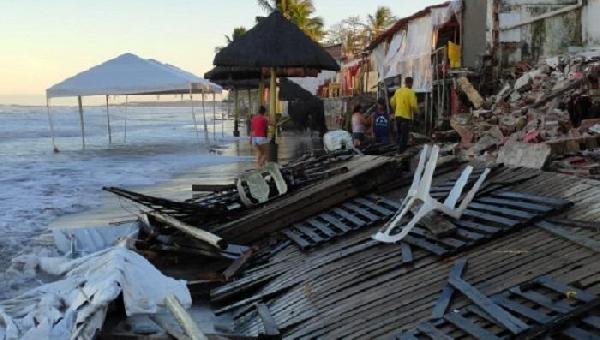 CABANAS SÃO DESTRUÍDAS NA ORLA NORTE DE ILHÉUS POR FORÇA DA MARÉ