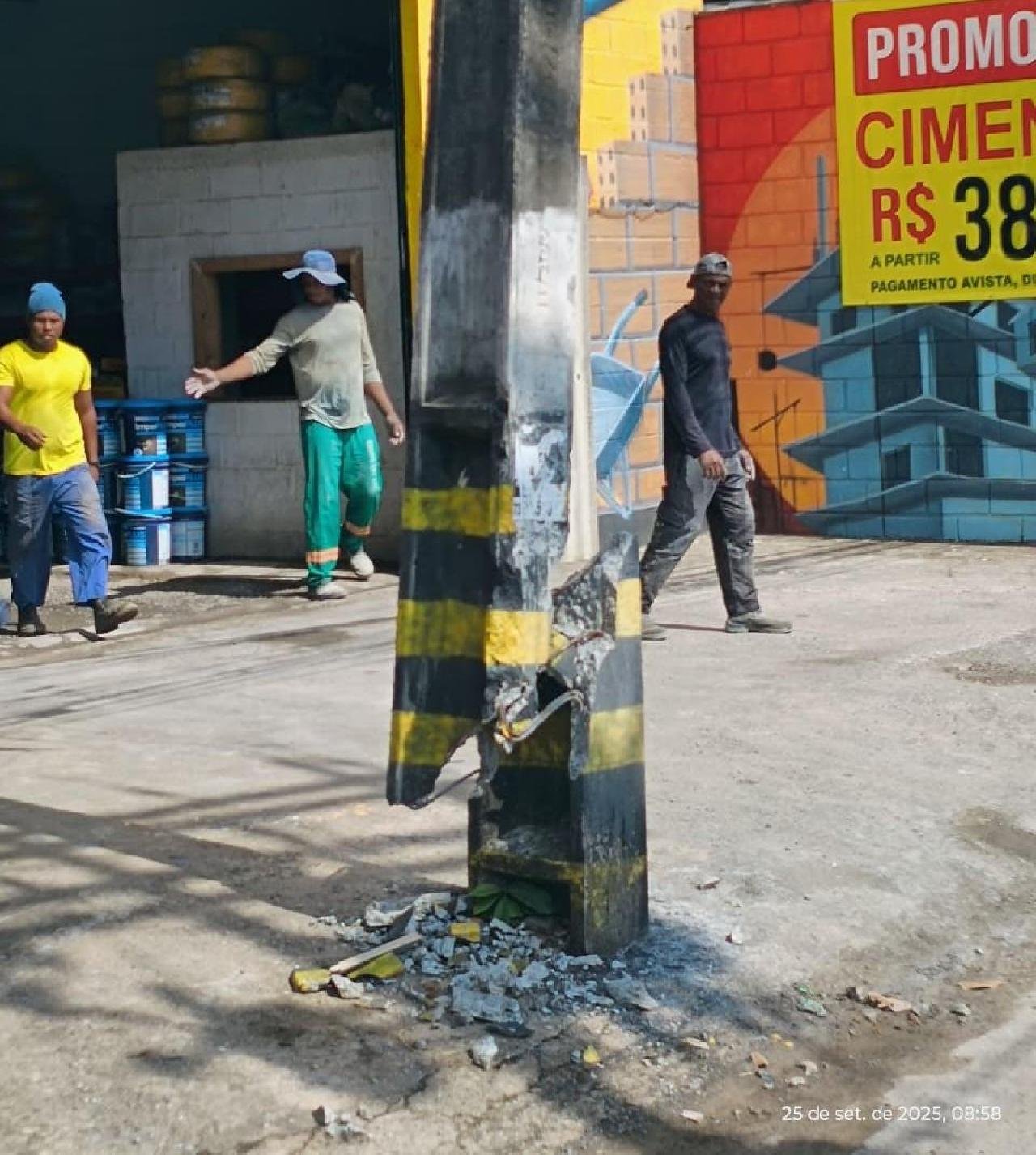POSTE AMEAÇA CAIR NA AVENIDA TANCREDO NEVES APÓS BATIDA DE CAMINHÃO