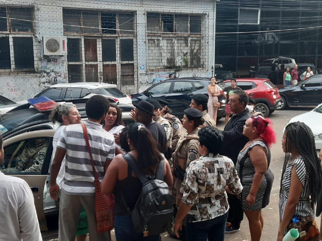VEREADORES SE ENVOLVEM EM CONFUSÃO GENERALIZADA DURANTE MANIFESTAÇÃO EM ILHÉUS VEREADORES SE ENVOLVEM EM CONFUSÃO GENERALIZADA DURANTE MANIFESTAÇÃO EM ILHÉUS