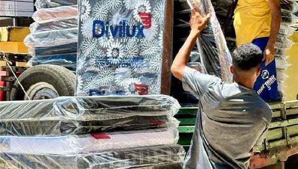 COLCHÕES SÃO ENTREGUES ÀS FAMÍLIAS ATINGIDAS PELAS CHUVAS EM ILHÉUS