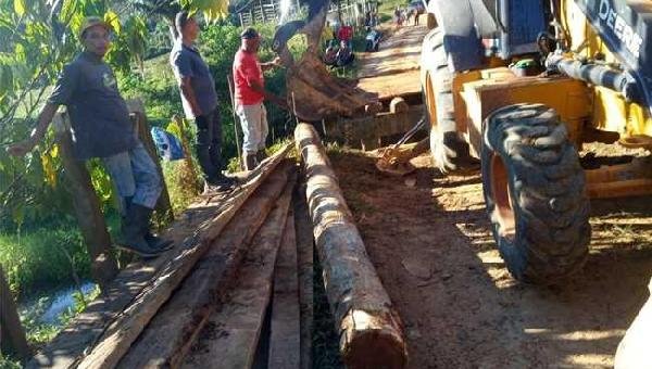 PREFEITURA DE ILHÉUS RECUPERA ESTRADA E PONTE QUE DÃO ACESSO AO DISTRITO DO JAPU