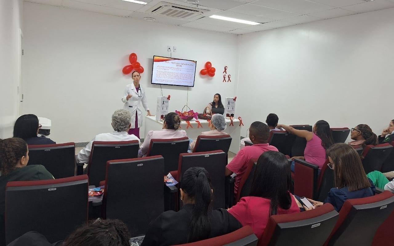PALESTRA, VACINAÇÃO E ESPAÇO DA PREVENÇÃO NA AGENDA DO DEZEMBRO VERMELHO DO HRCC PALESTRA, VACINAÇÃO E ESPAÇO DA PREVENÇÃO NA AGENDA DO DEZEMBRO VERMELHO DO HRCC