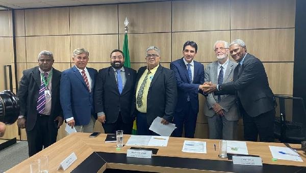 COMISSÃO SE REÚNE COM MINISTRO E SOLICITA DRAGAGEM DO PORTO DE ILHÉUS 