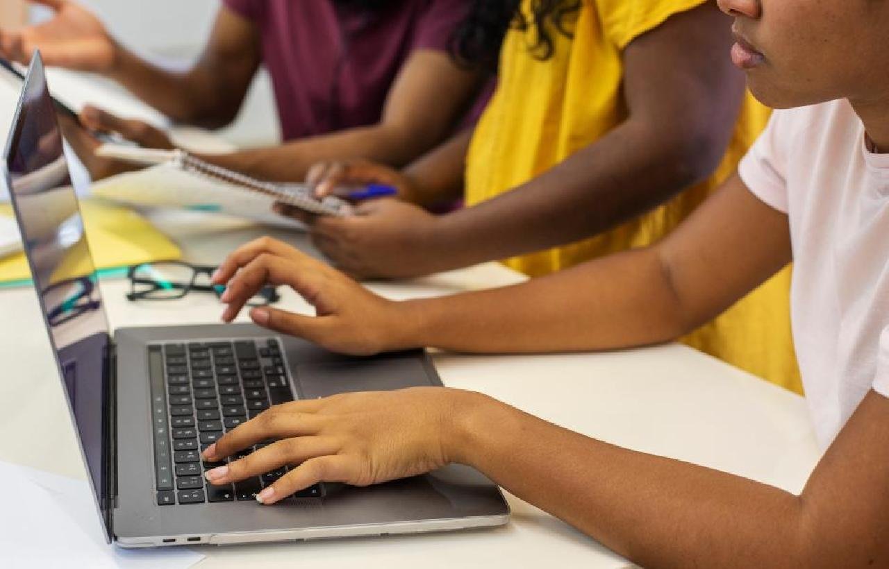 ACM NETO PROPÕE AMPLIAR INTERNET NAS ESCOLAS E MUNICÍPIOS DEVEM TER APORTE DO GOVERNO 
