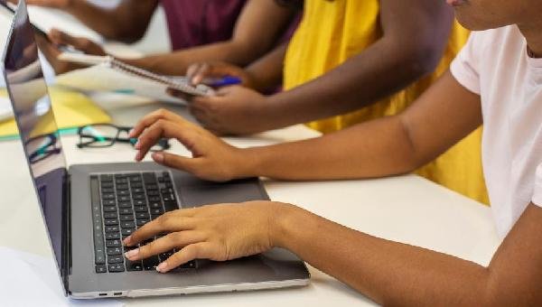 ACM NETO PROPÕE AMPLIAR INTERNET NAS ESCOLAS E MUNICÍPIOS DEVEM TER APORTE DO GOVERNO 