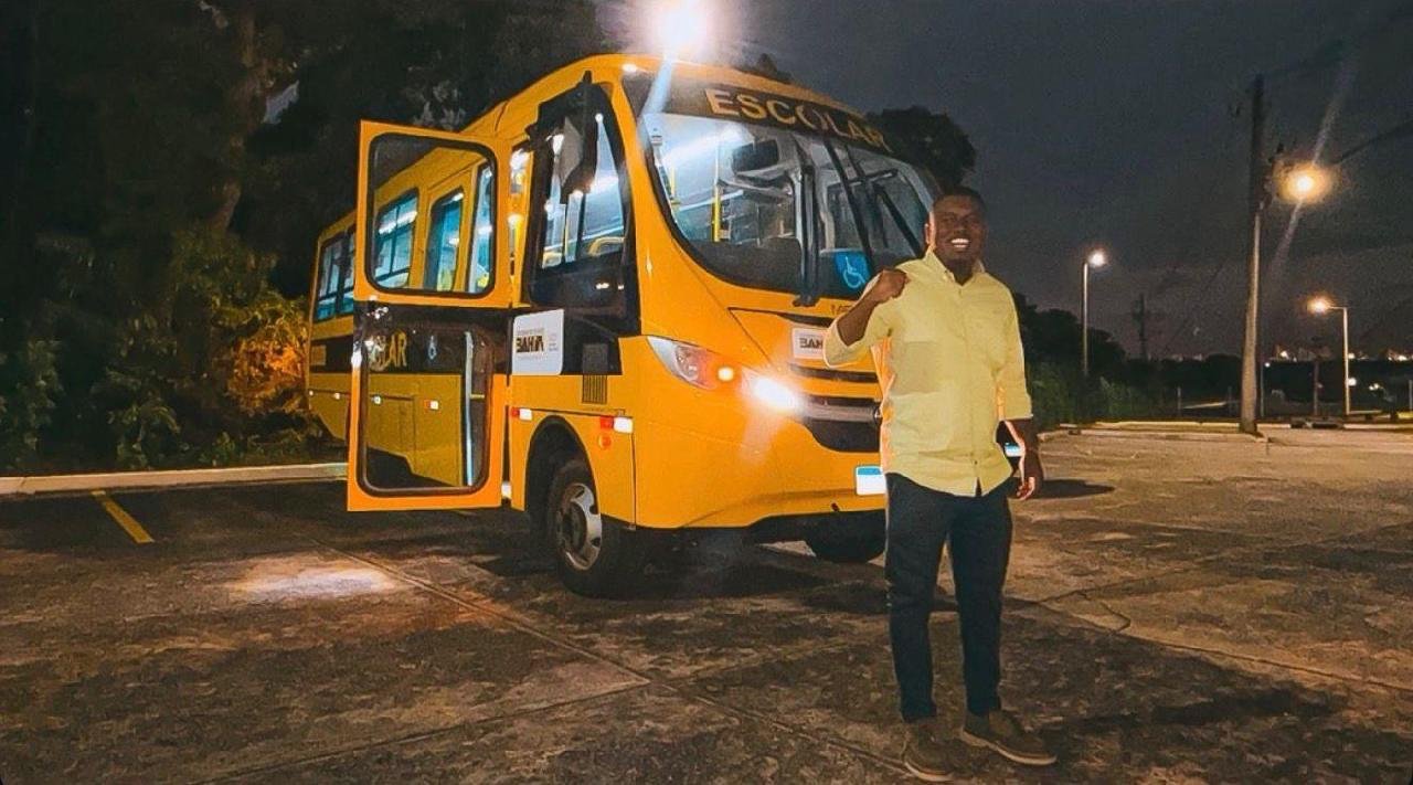 DEPUTADO FABRÍCIO PANCADINHA ENTREGA ÔNIBUS ESCOLAR ZERO QUILÔMETRO PARA ITAPÉ