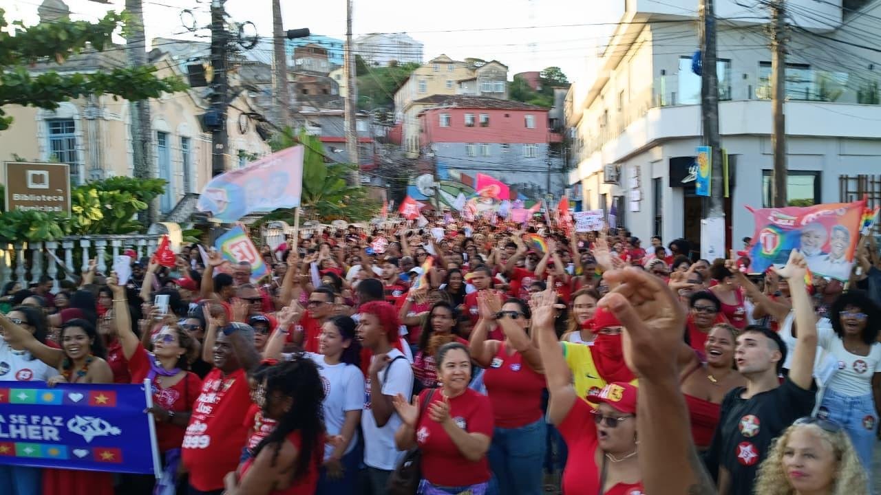 MAIS DE 2 MIL PESSOAS TOMAM AS RUAS DE ILHÉUS EM ATO DE APOIO A LULA