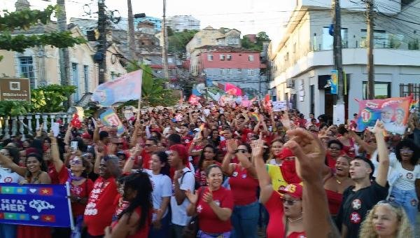 MAIS DE 2 MIL PESSOAS TOMAM AS RUAS DE ILHÉUS EM ATO DE APOIO A LULA