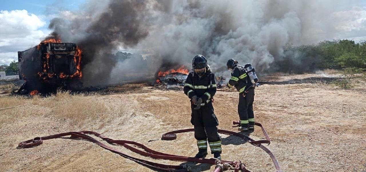 INCÊNDIO ATINGE CAMINHÕES-BAÚS NA BA-210, NORTE DO ESTADO INCÊNDIO ATINGE CAMINHÕES-BAÚS NA BA-210, NORTE DO ESTADO