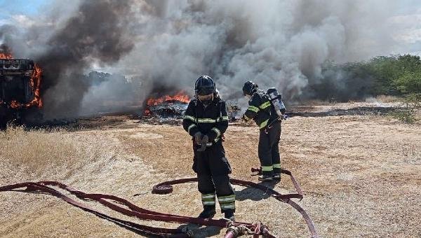  INCÊNDIO ATINGE CAMINHÕES-BAÚS NA BA-210, NORTE DO ESTADO