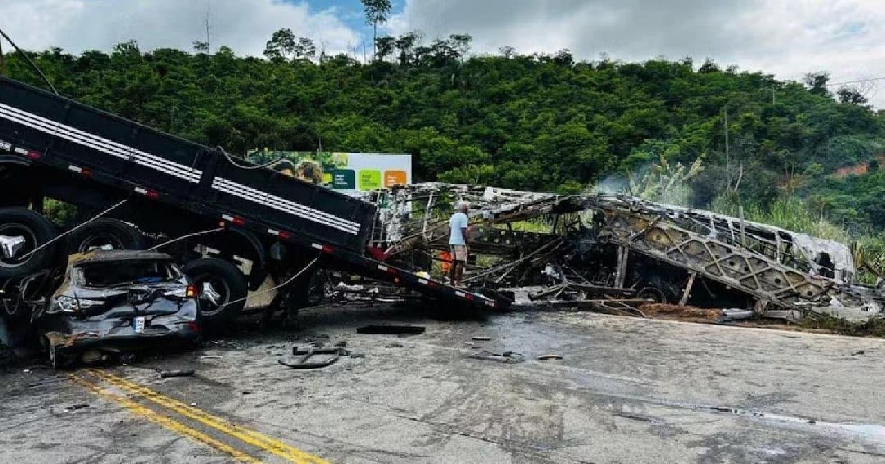 ACIDENTE NA BR-116: ÔNIBUS, CARRETA E CARRO SE ENVOLVEM EM COLISÃO E DEIXAM 22 MORTOS ACIDENTE NA BR-116: ÔNIBUS, CARRETA E CARRO SE ENVOLVEM EM COLISÃO E DEIXAM 22 MORTOS