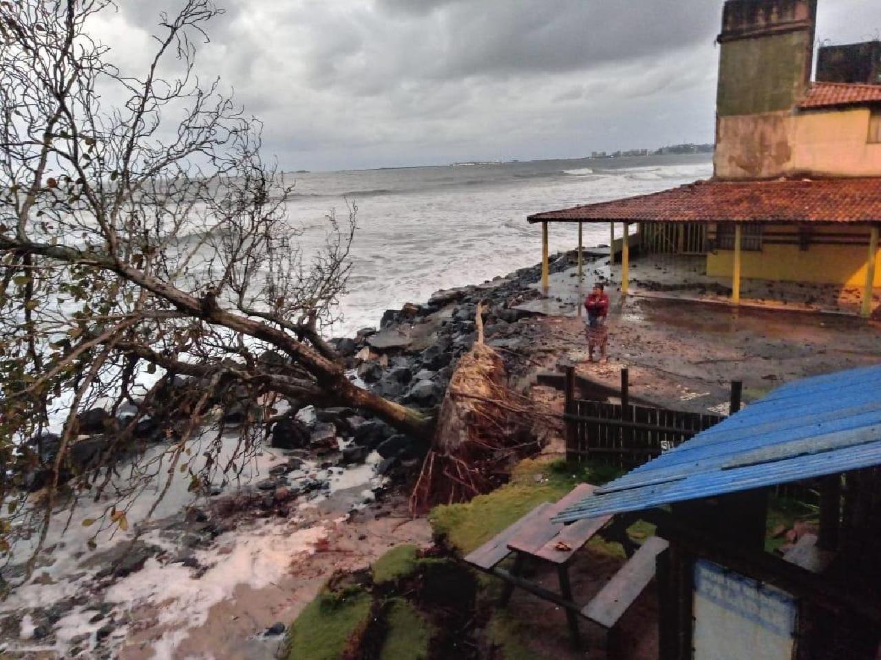 ILHÉUS: DEFENSORIA QUESTIONA MEDIDAS CONTRA AVANÇO DA MARÉ EM BAIRROS DA CIDADE ILHÉUS: DEFENSORIA QUESTIONA MEDIDAS CONTRA AVANÇO DA MARÉ EM BAIRROS DA CIDADE