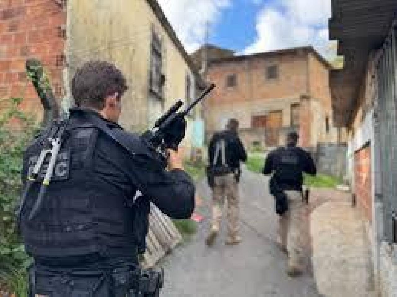 MAIS DE 30 PESSOAS SÃO PRESAS NA BAHIA DURANTE OPERAÇÃO CONTRA O COMANDO VERMELHO