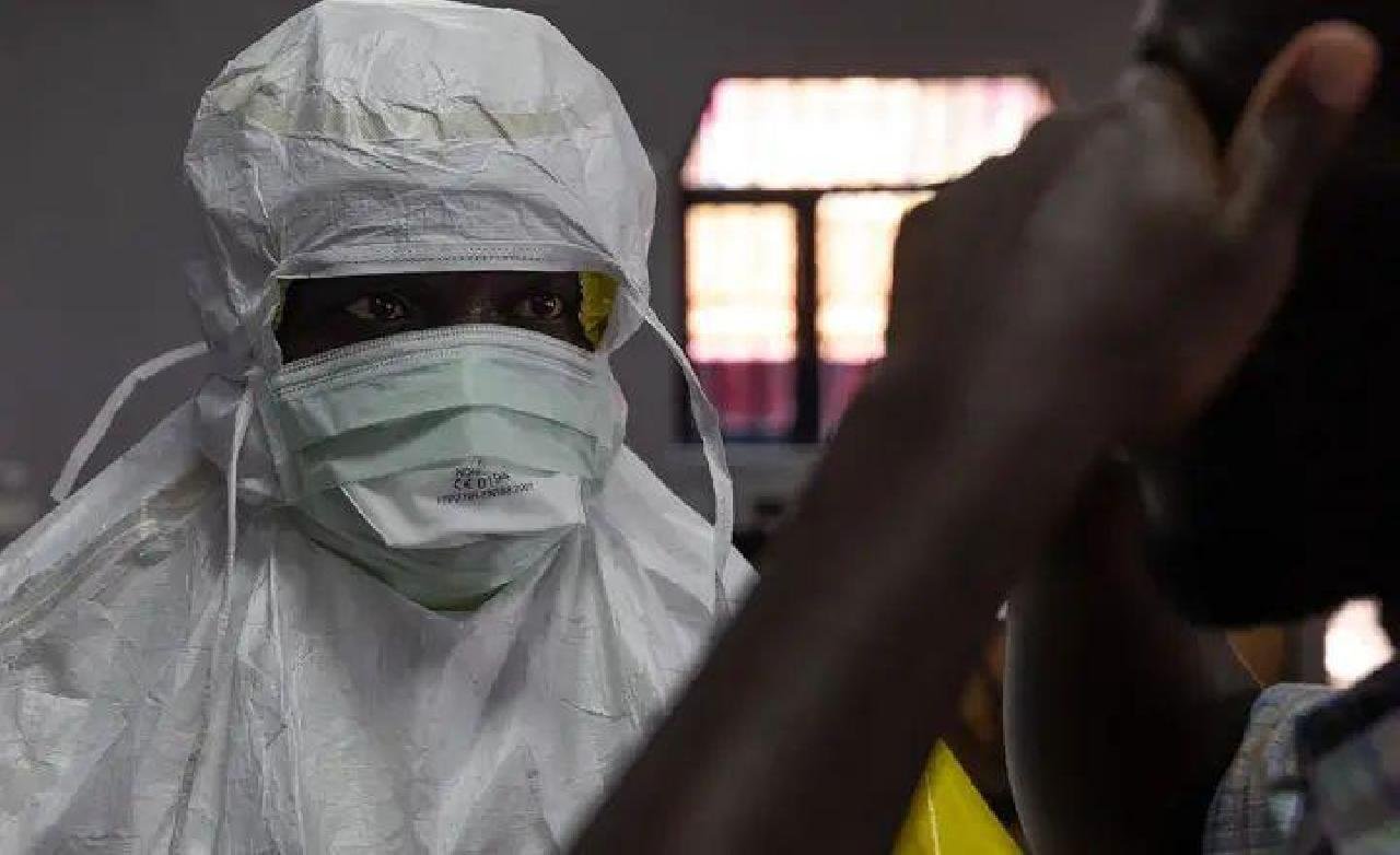 OMS DECLARA EMERGÊNCIA POR SURTO DE EBOLA NA ÁFRICA; VILA NOVA ALERTA PARA “FRAGILIDADE ABSURDA” NA VIGILÂNCIA SANITÁRIA EM ILHÉUS