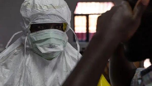 OMS DECLARA EMERGÊNCIA POR SURTO DE EBOLA NA ÁFRICA; VILA NOVA ALERTA PARA “FRAGILIDADE ABSURDA” NA VIGILÂNCIA SANITÁRIA EM ILHÉUS
