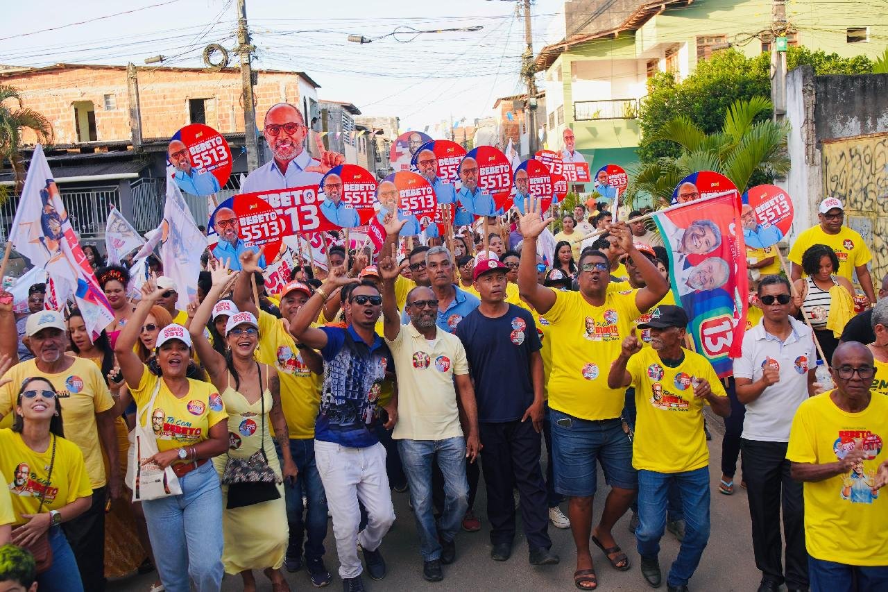 TEOTÔNIO VILELA ABRAÇA BEBETO E CONFIRMA FORÇA DA CANDIDATURA EM ILHÉUS 