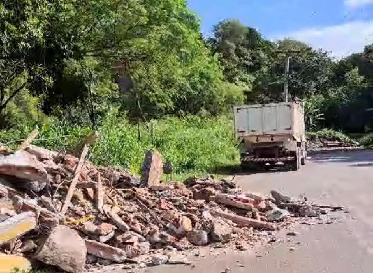 DENÚNCIA APONTA DESCARTE IRREGULAR DE ENTULHO EM ESTRADA DO CONDOMÍNIO SOL E MAR, EM ILHÉUS