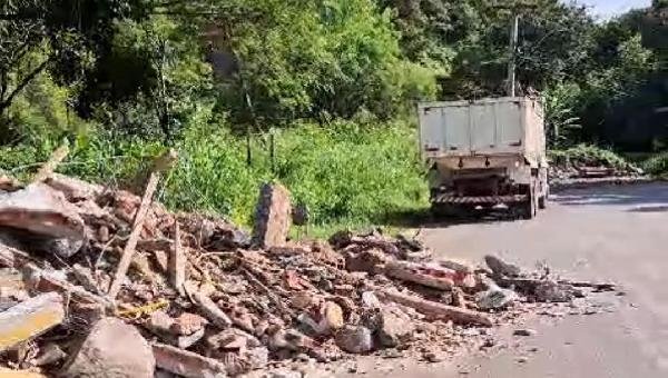 DENÚNCIA APONTA DESCARTE IRREGULAR DE ENTULHO EM ESTRADA DO CONDOMÍNIO SOL E MAR, EM ILHÉUS