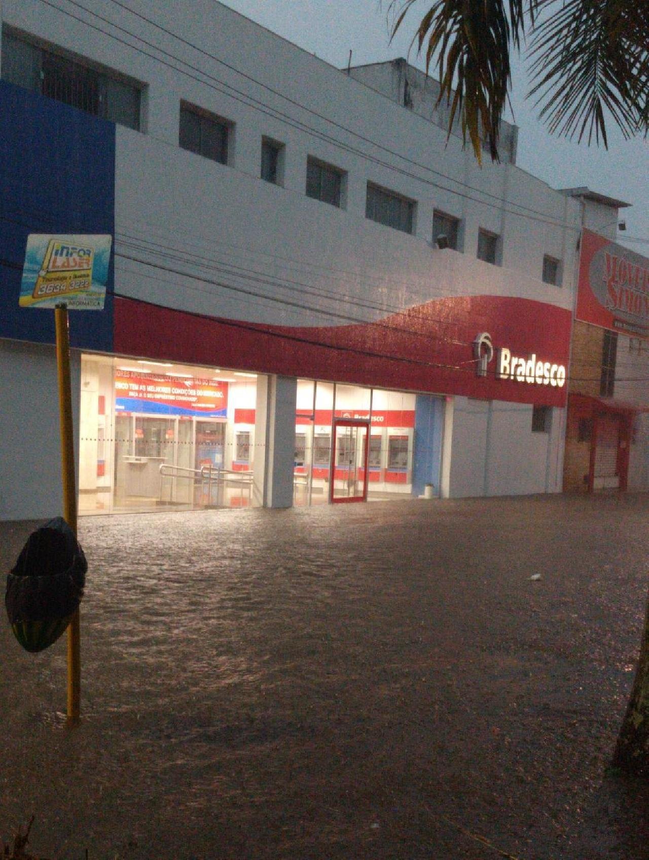 FORTES CHUVAS INUNDAM ILHÉUS FORTES CHUVAS INUNDAM ILHÉUS